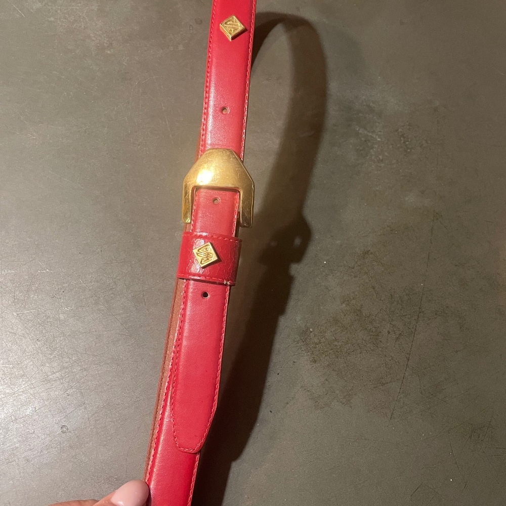Ladies Jones New York Red Leather Belt. Size Medium